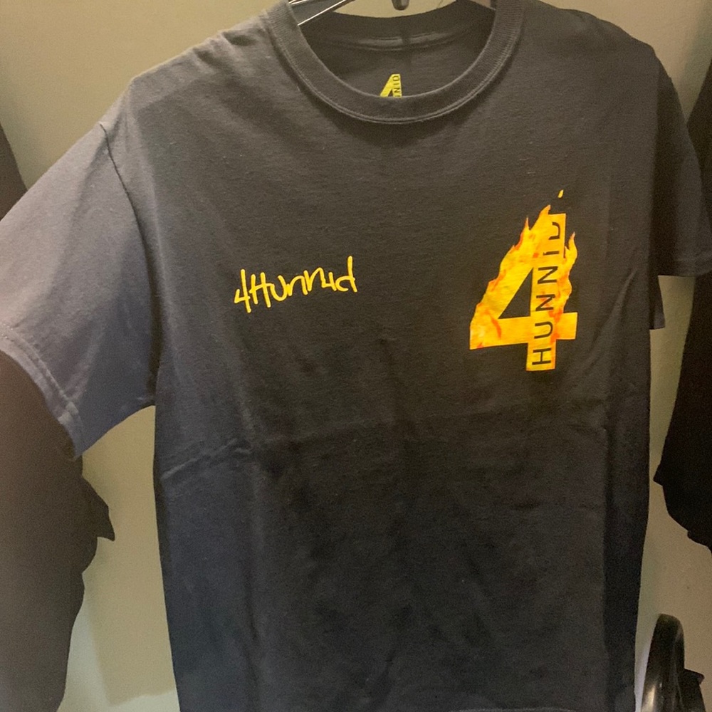 Im selling a black/yellow 4HUNIDD shirt. It’s a size M in men’s (good condition)